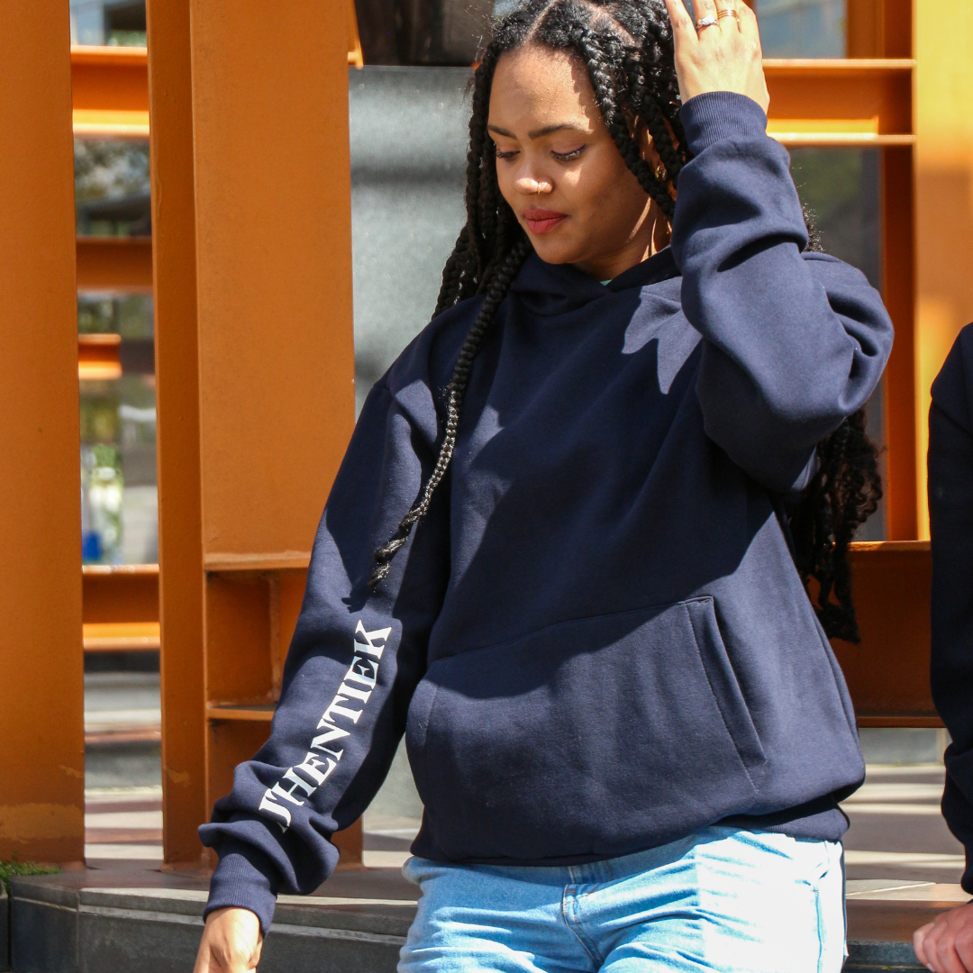 Duurzame oversized hoodie met authentiek opschrift op rechtermouw, unisex, katoen, gerecycled polyester, navy