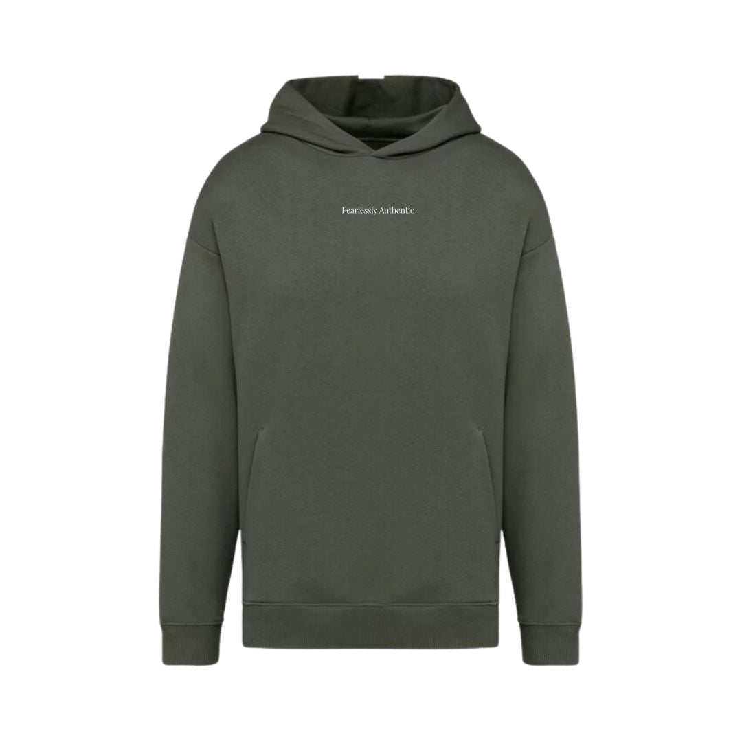 Khaki brand basic hoodie van faeros, met geborduurde quote op de voorkant met 'fearlessly authentic'