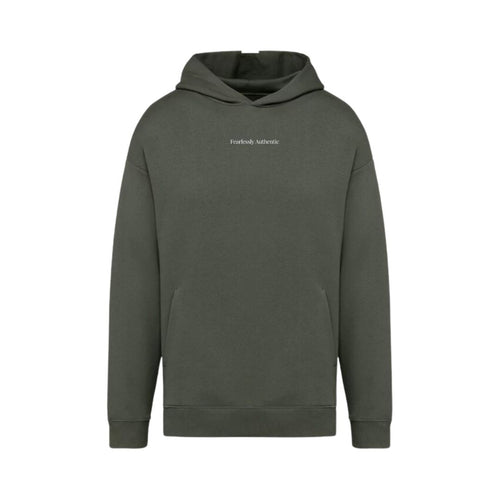 Khaki brand basic hoodie van faeros, met geborduurde quote op de voorkant met 'fearlessly authentic'