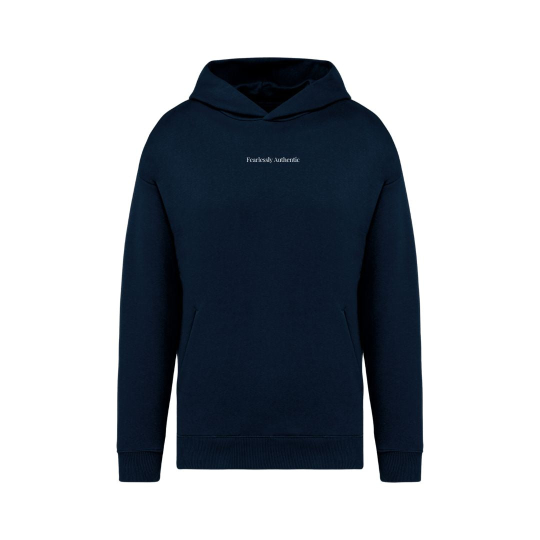 Blauwe brand basic hoodie van faeros, met geborduurde quote op de voorkant met 'fearlessly authentic'