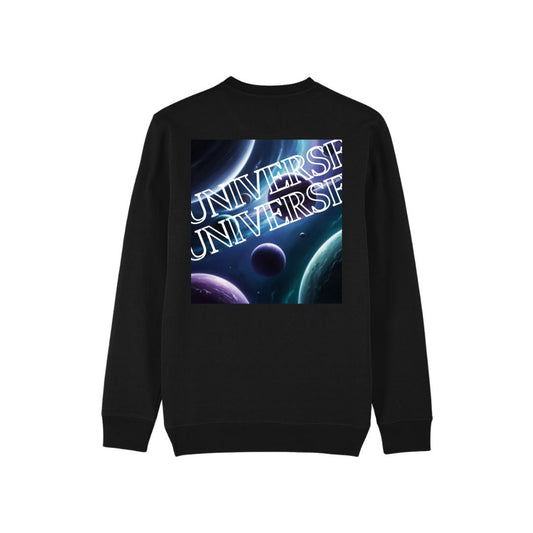Zwarte oversized sweater van FAEROS met een kosmisch design op de achterkant, geïnspireerd door het universum. De print heeft planeten en mystieke uitstraling met het woord universe erop
