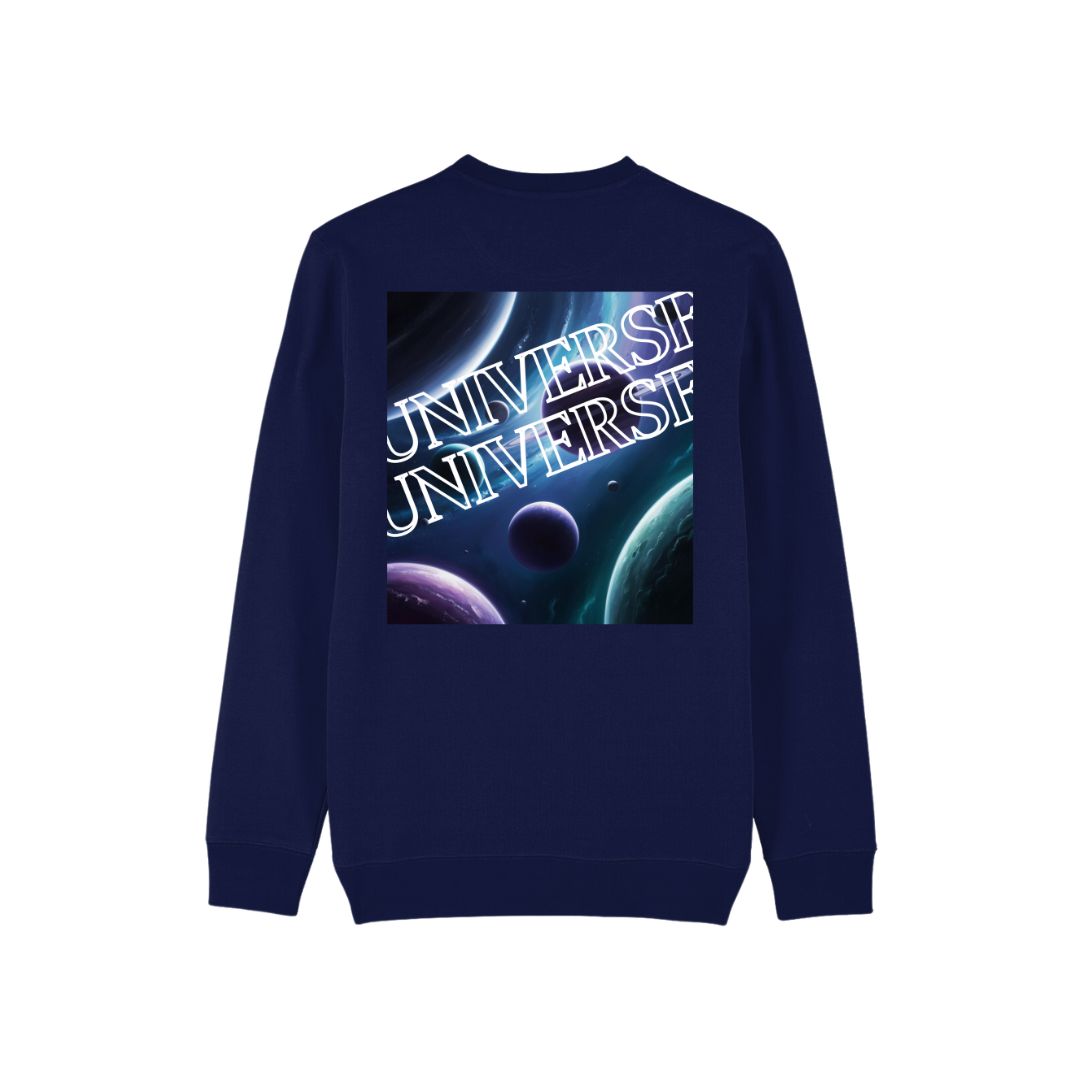 Blauwe oversized sweater van FAEROS met een kosmisch design op de achterkant, geïnspireerd door het universum. De print heeft planeten en mystieke uitstraling met het woord universe erop