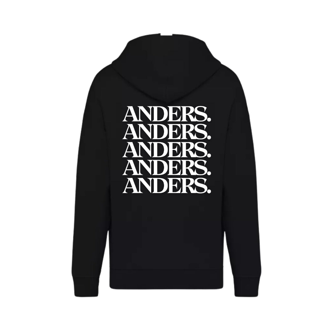 Zwarte oversized hoodie van dikke stof van het merk FAEROS. Print op de achterkant heeft 5x het woord ANDERS.