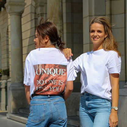 modellen met  unisex katoenen wit t-shirt met design op de achterkant