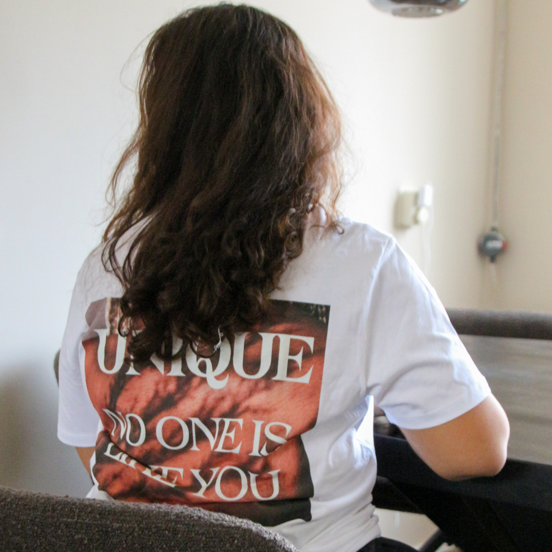 modelfoto unisex katoenen wit t-shirt met design op de achterkant